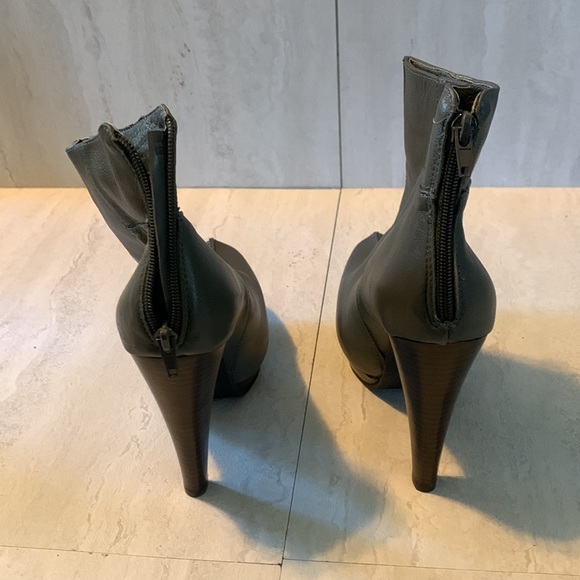 Restricted Women's Gray Leather Back Zipper Platform High Heeled Ankle Boots 8.5 - Picture 12 of 12